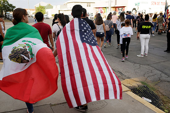 متظاهرون برفعون علمى أمريكا والمكسيك