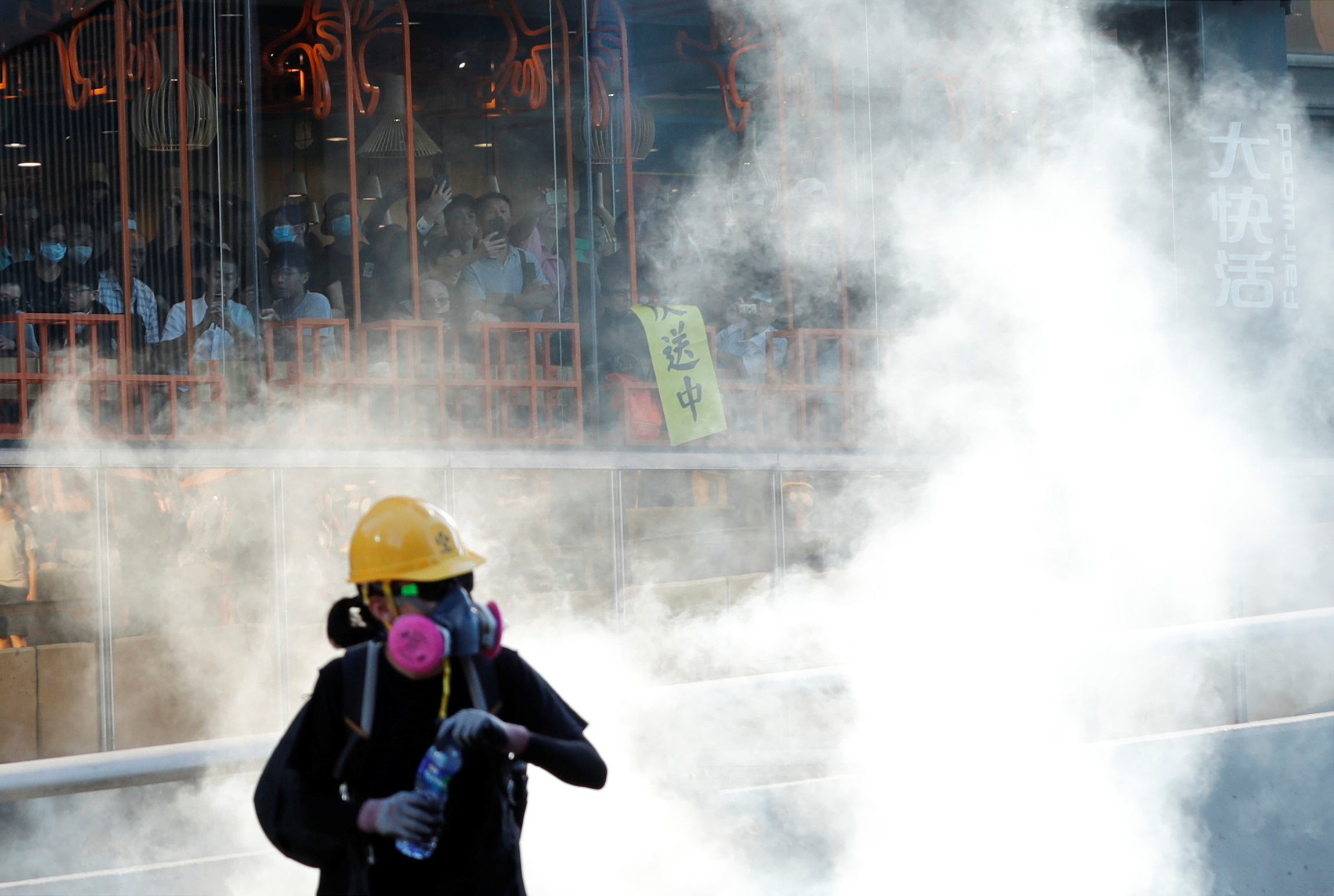 شرطة هونج كونج تطلق الغاز المسيل للدموع على محتجين  (10)