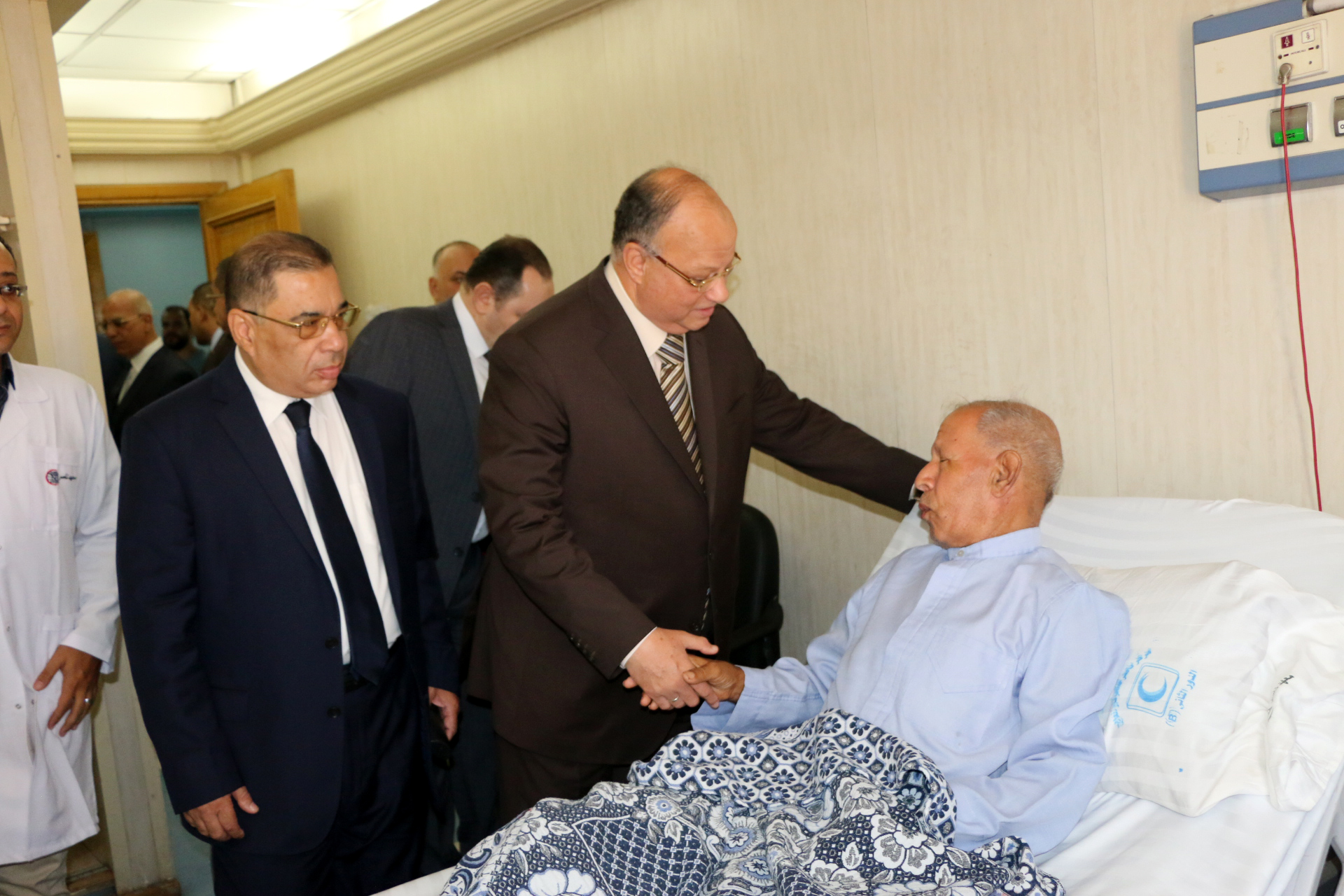   محافظ القاهرة يتفقد مصابى حادث تفجير معهد الأورام (1)