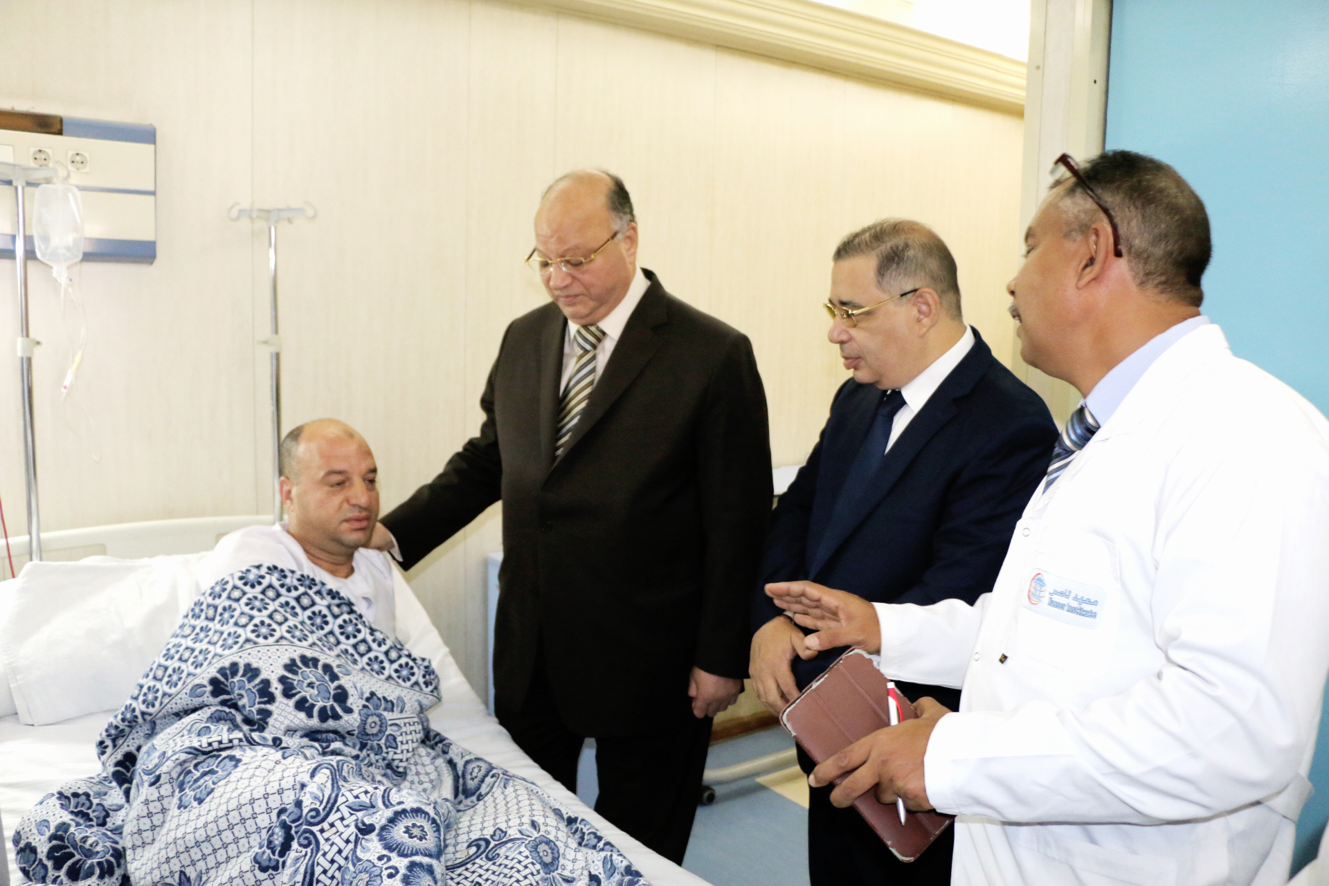   محافظ القاهرة يتفقد مصابى حادث تفجير معهد الأورام (3)