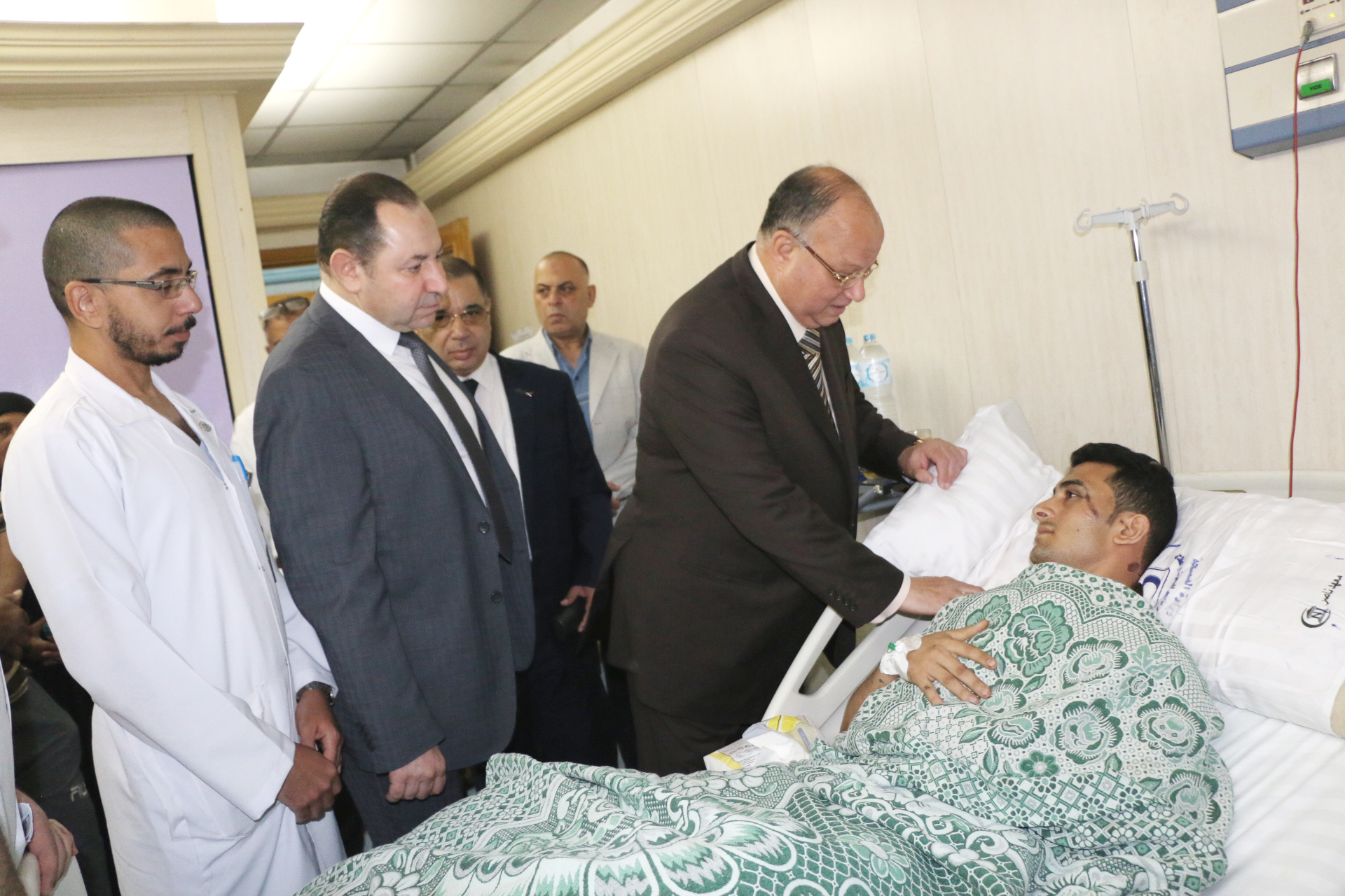   محافظ القاهرة يتفقد مصابى حادث تفجير معهد الأورام (2)