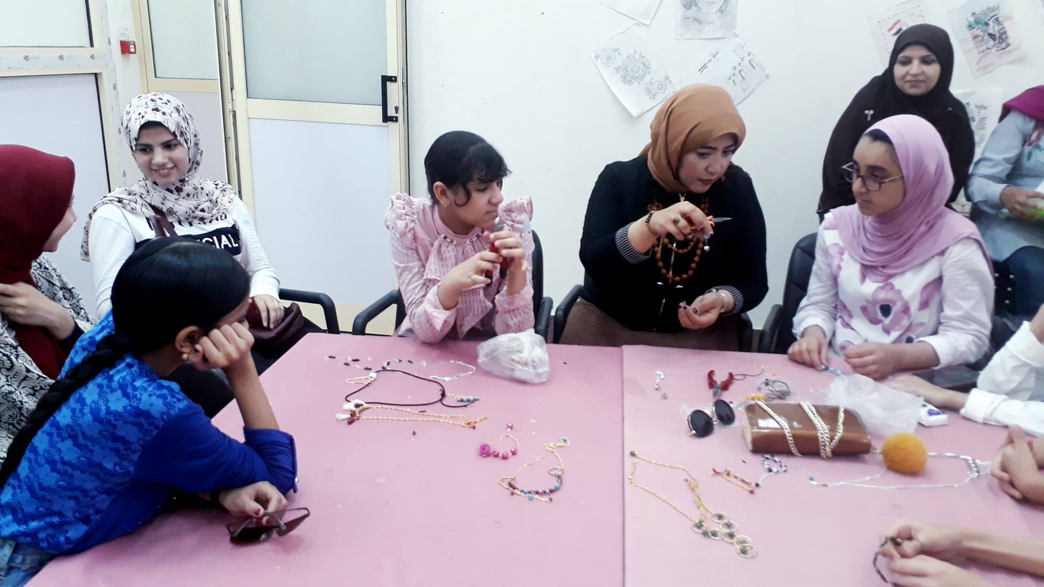 مشاركة الأطفال فى ورش صناعة الحلى وأدوات الزينة (6)