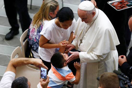البابا-فرانسيس-يحيي-طفلاً-خلال-الجمهور-العام-الأسبوعي-في-قاعة-بولس-السادس-في-الفاتيكان