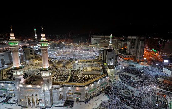 ملايين الحجاج يؤدون الصلاة بالمسجد الحرام (6)