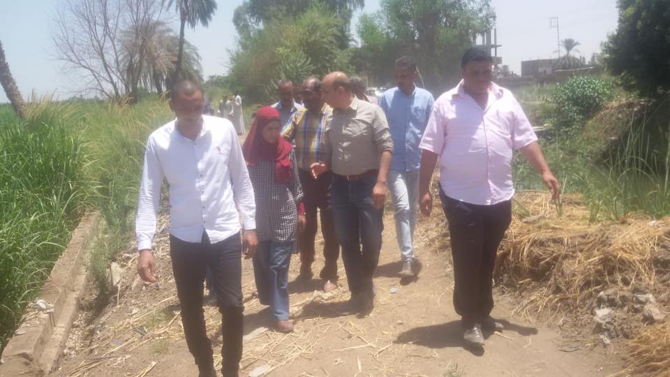لجنة من مدينة القرنة تعاين قطعتي أرض تبرع بها الأهالي لتنفيذ مشروع الصرف الصحي (1)
