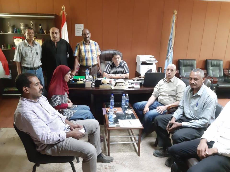 لجنة من مدينة القرنة تعاين قطعتي أرض تبرع بها الأهالي لتنفيذ مشروع الصرف الصحي (2)