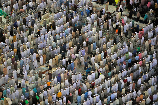 ملايين الحجاج يؤدون الصلاة بالمسجد الحرام (1)