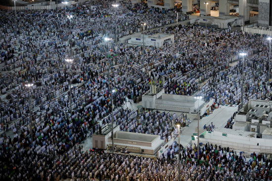 ملايين الحجاج يؤدون الصلاة بالمسجد الحرام (8)