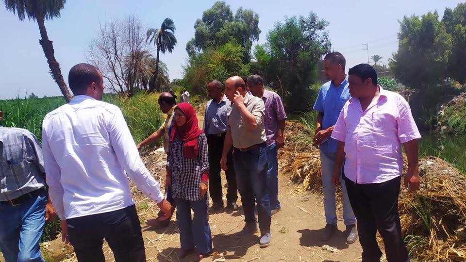لجنة من مدينة القرنة تعاين قطعتي أرض تبرع بها الأهالي لتنفيذ مشروع الصرف الصحي (3)
