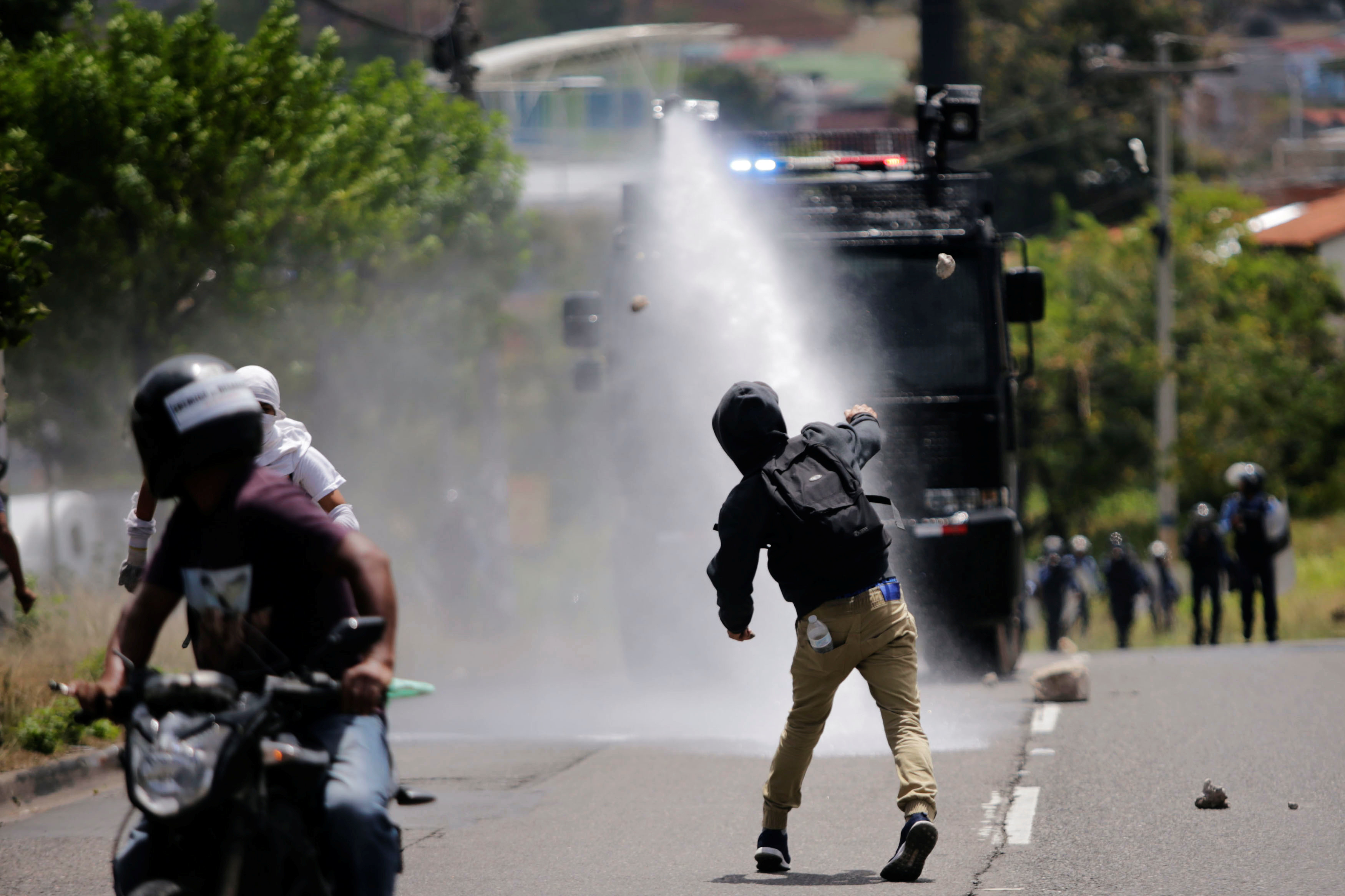 1326679-الامن-فى-هندوراس-يفرق-الاحتجاجات-بخراطيم-المياه