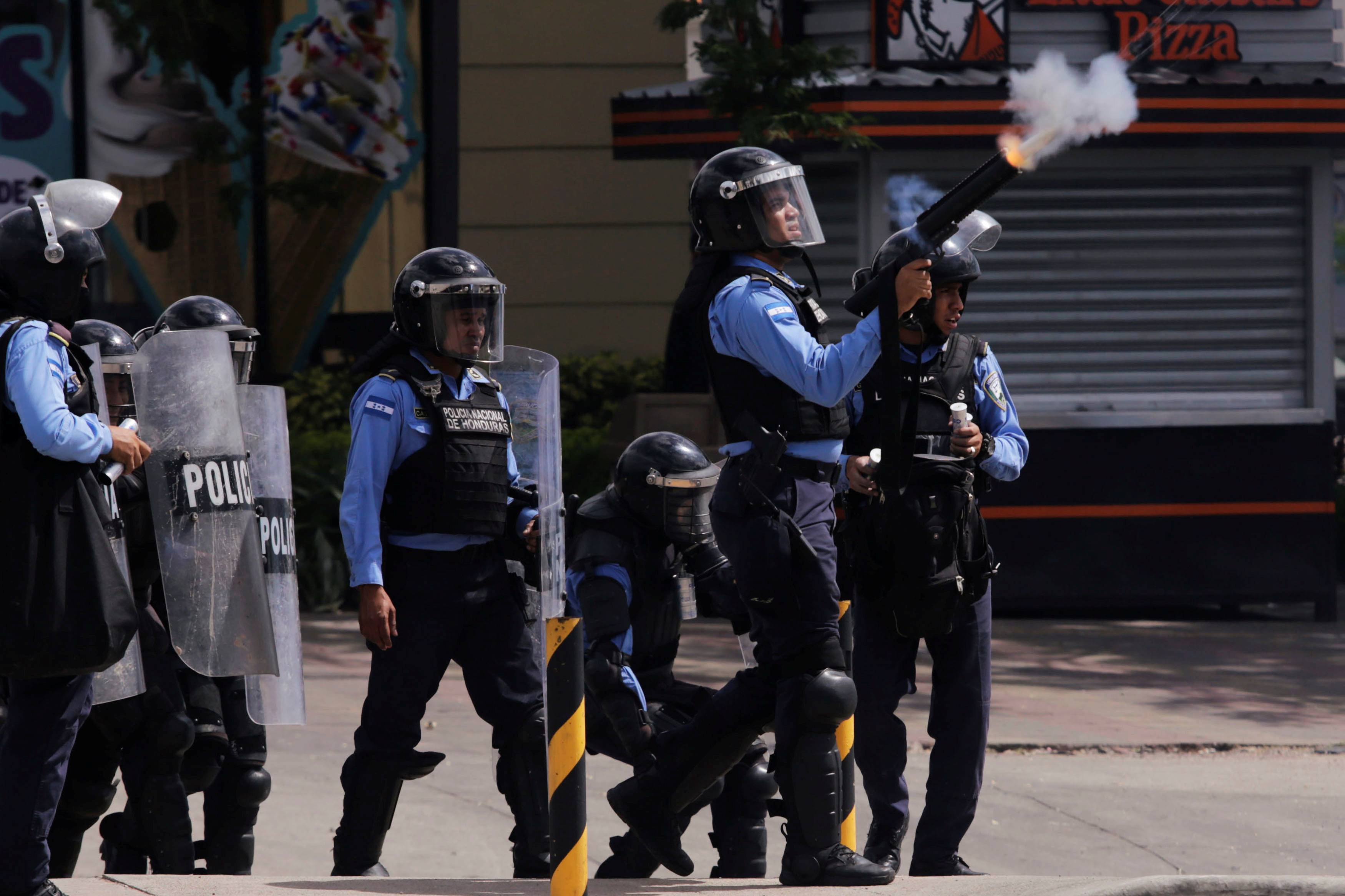 1421819-الشرطة-فى-هندوراس-تطلق-قنابل-الغاز-لفض-الاحتجاجات