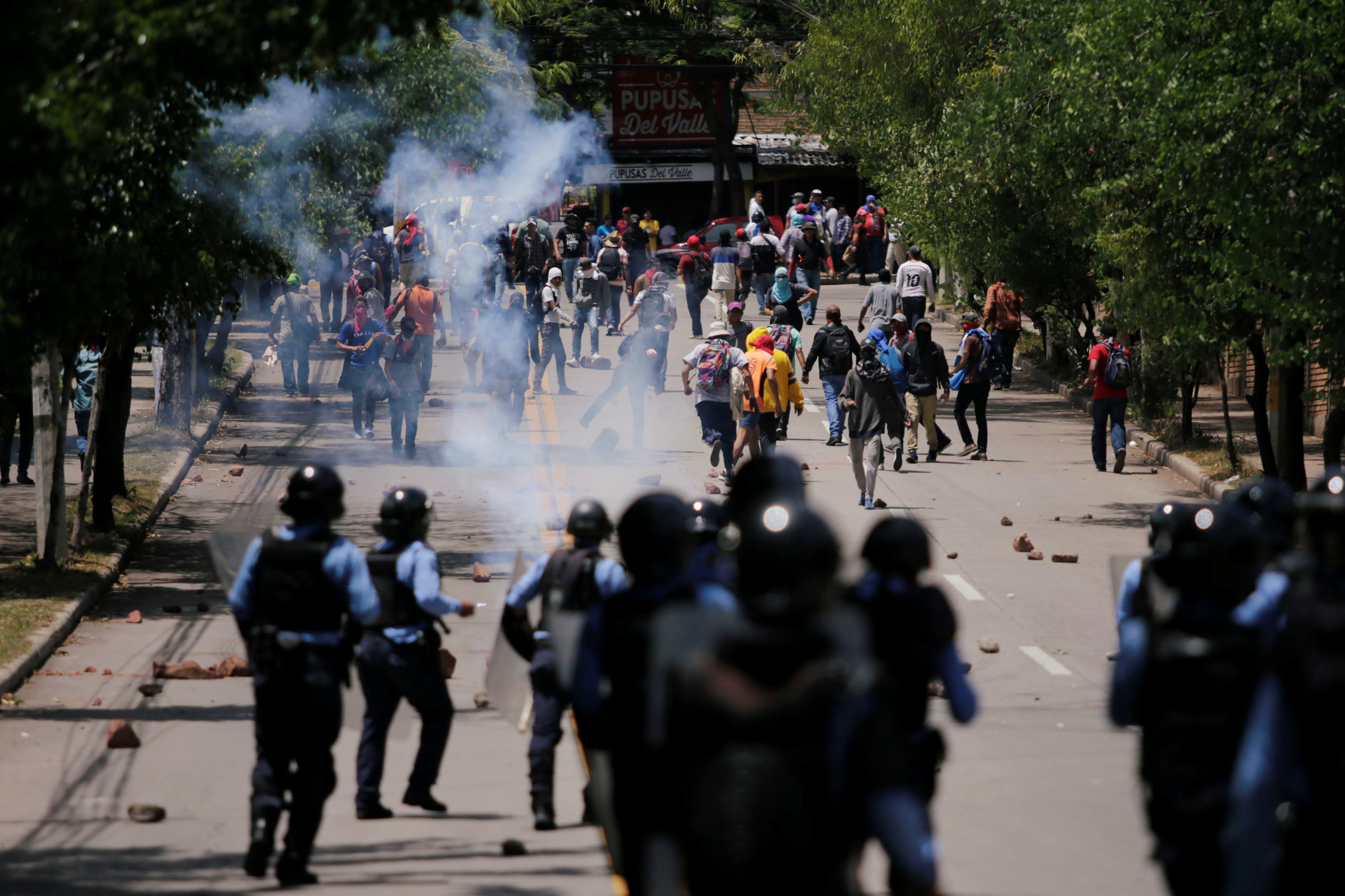 1780682-اشتباكات-بين-الشرطة-ومحتجون-فى-هندوراس (1)