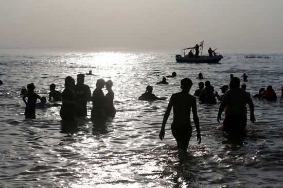 عراقيون يهربون من الحر الشديد بالسباحة فى بحيرة الحبانية (4)