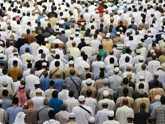 ملايين الحجاج يؤدون الصلاة بالمسجد الحرام (7)
