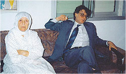 محمود درويش وأمه