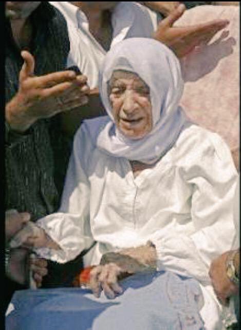 الام حورية والدة محمود درويش فى جنازته