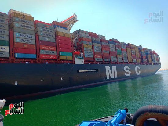عبور أكبر سفينة حاويات بالعالم قناة السويس الجديدة (1)