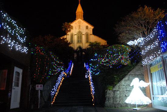 كنيسة مضاءة ليلا