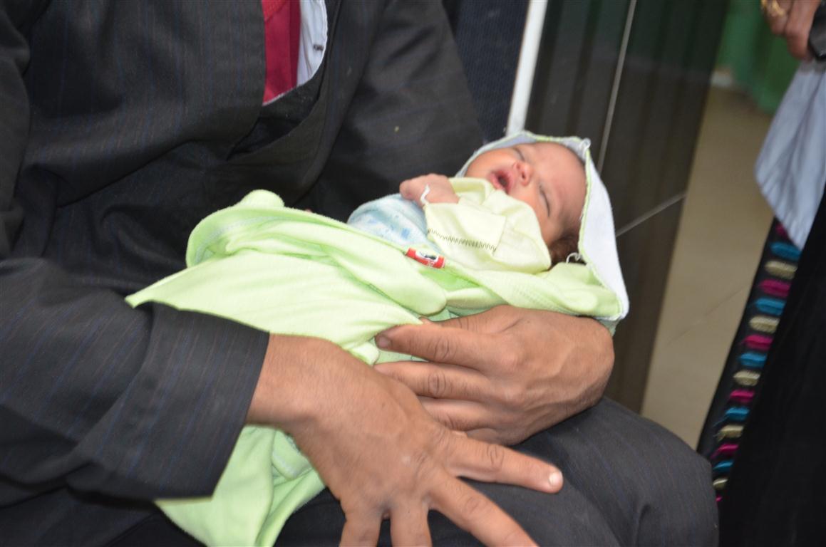 شاهد بدء مبادرة الرئيس لفحص ضعاف السمع من الأطفال حديثي الولادة في الأقصر (3)