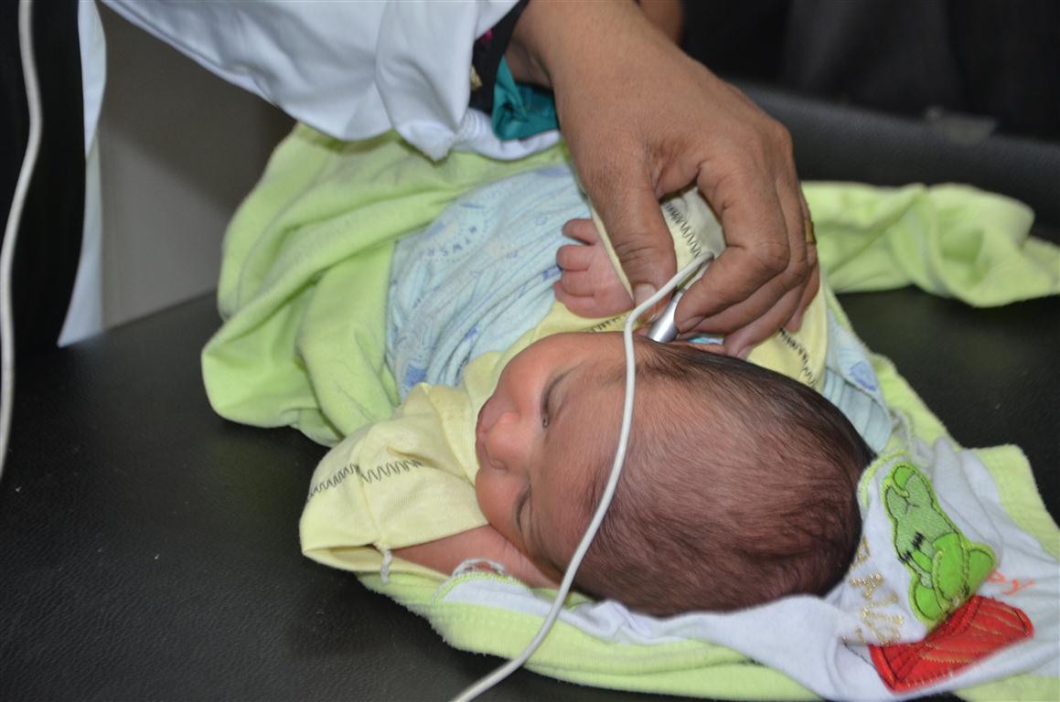شاهد بدء مبادرة الرئيس لفحص ضعاف السمع من الأطفال حديثي الولادة في الأقصر (1)