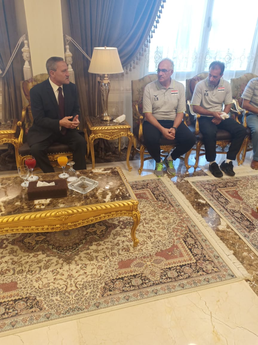 محافظ الإسماعيلية يستقبل المنتخب المصرى للناشئات للكرة الطائرة بمعسكرهم استعدادًا لكأس العالم (1)