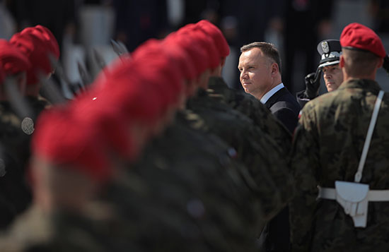 رئيس بولندا أمام الجنود المشاركين فى العرض العسكرى