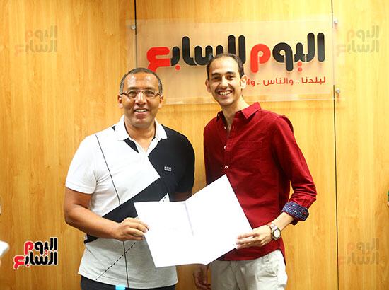 تكريم رئيس التحرير للفنان الشاب زياد زعتر