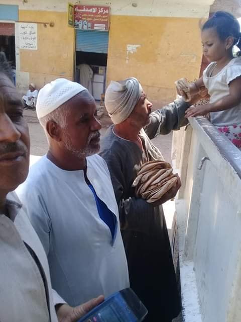 توزيع 3 آلاف رغيف خبز تمويني علي أهالي قرية الكيمان يومياً لحين تسليم المخبز للمستأجر (3)
