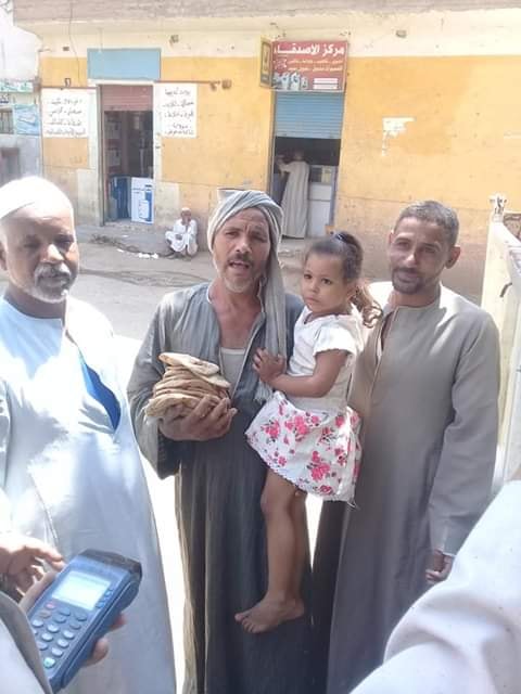 توزيع 3 آلاف رغيف خبز تمويني علي أهالي قرية الكيمان يومياً لحين تسليم المخبز للمستأجر (2)