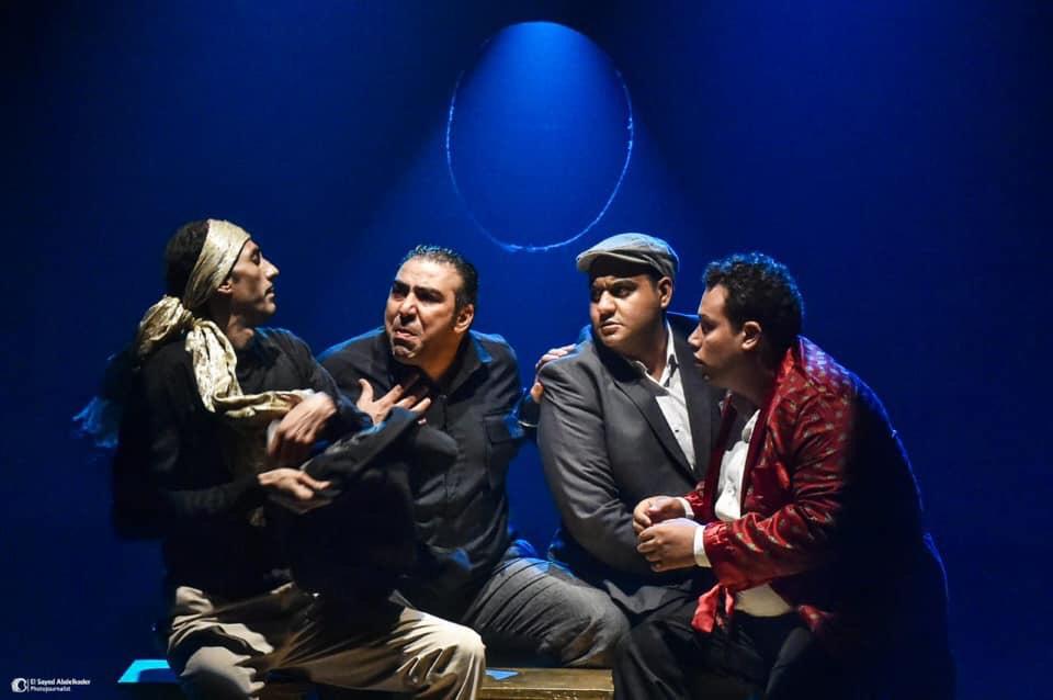 مشهد من مسرحية سينما مصر التي يجسد فيها زياد زعتر شخصيات قدمها استفان روستي