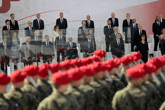 القادة المشاركين يقفون أثناء العرض العسكرى