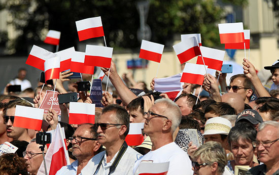 مواطنين يلوحون بالأعلام البولندية
