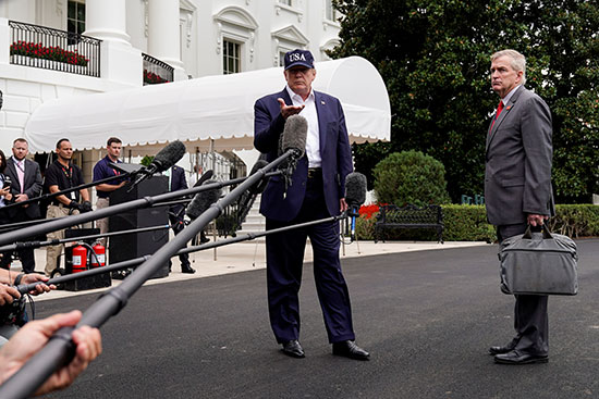 الرئيس الأمريكي دونالد ترامب يمشي مع الأدميرال بيتر جيه براون