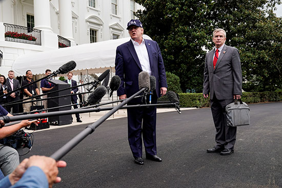الرئيس الأمريكي دونالد ترامب يمشي مع الأدميرال بيتر جيه براون بالبيت الابيض