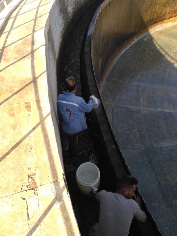 شركة مياة الأقصر تجري أعمال غسيل وتعقيم مروقات محطة مياه الشرب الكبرى بأرمنت (7)