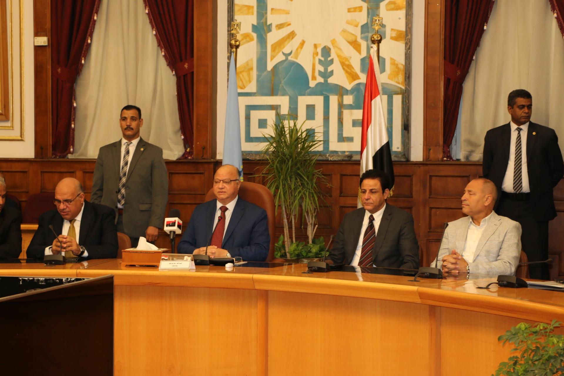 محافظ القاهرة يسلم مساعدات لطلبة القاهرة (1)
