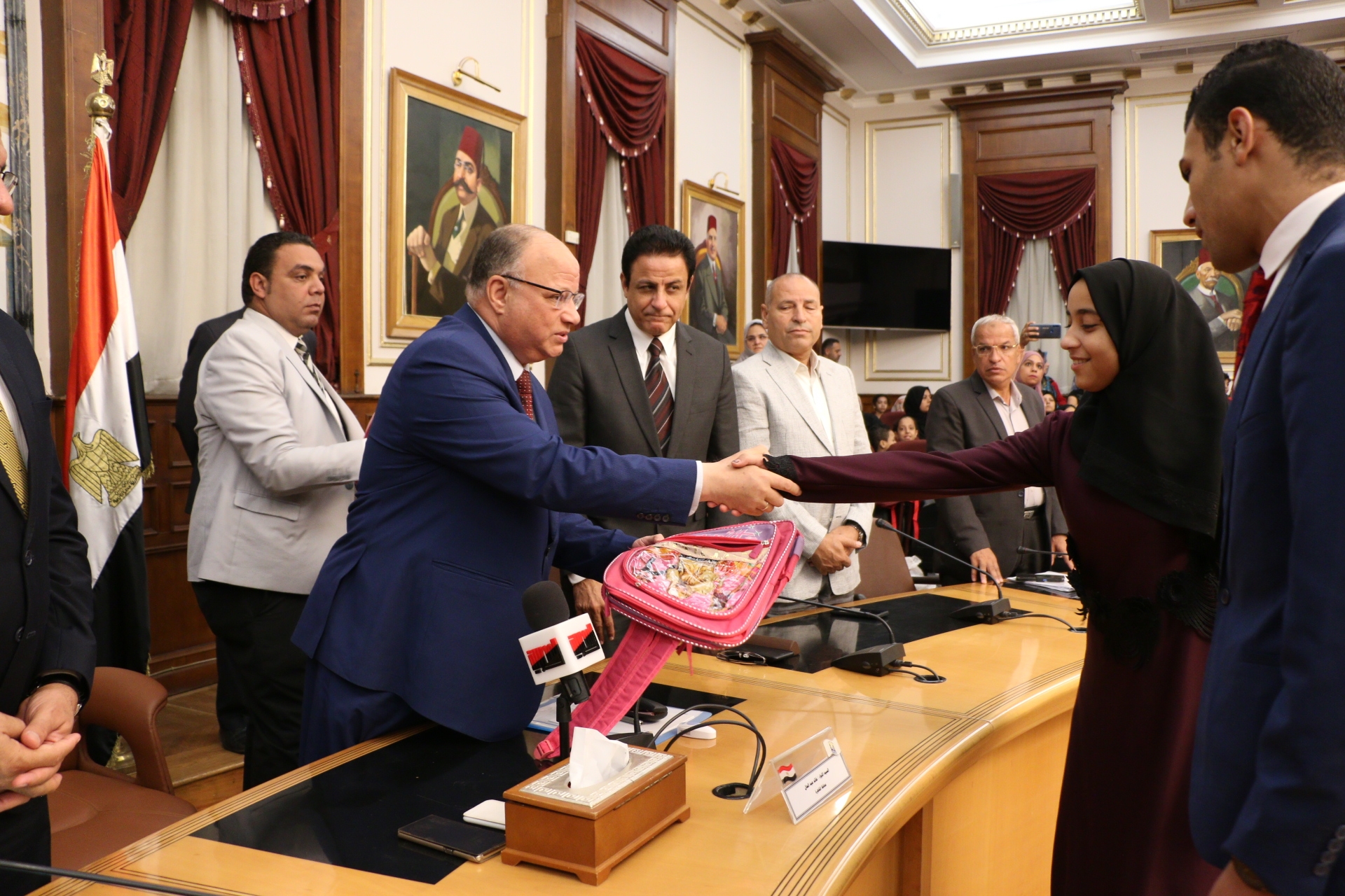 محافظ القاهرة يسلم مساعدات لطلبة القاهرة (8)