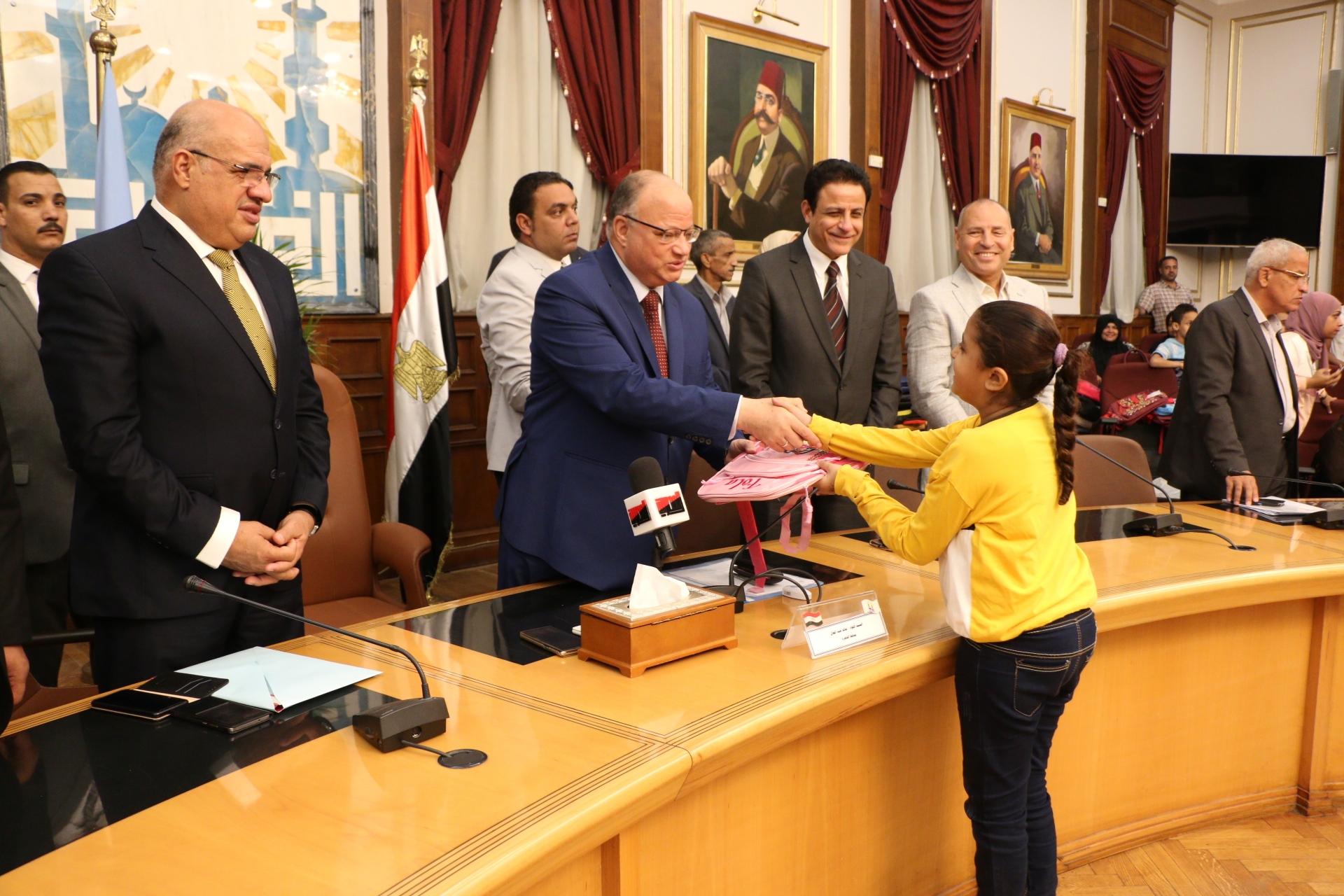 محافظ القاهرة يسلم مساعدات لطلبة القاهرة (7)