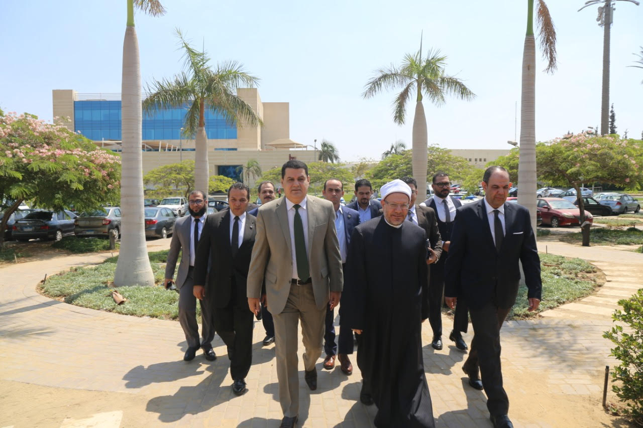  الدكتور شوقى علام  مفتى الديار المصريه  خلال زيارة لجهاز حماية المستهلك  (1)
