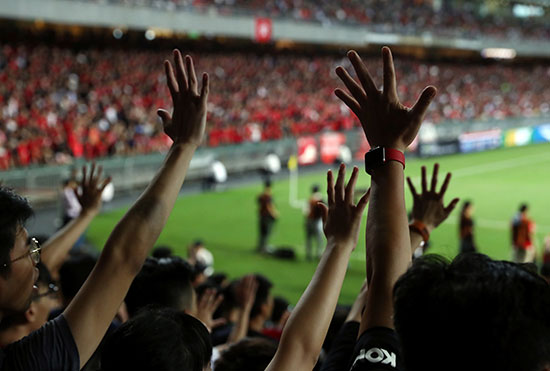 الجماهير تشجع منتخب هونج كونج فى مباراتها أمام إيران