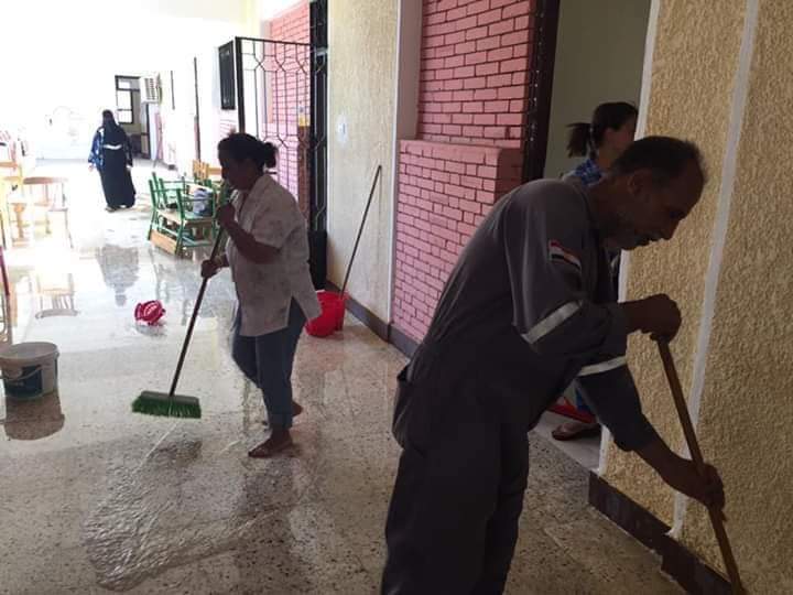بالمساحة والمكنسة معلمي مدارس رأس غارب ينظفون مدارسهم لأستقبال العام الدراسى الجديد (1)