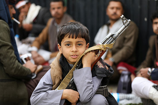 طفل يحمل السلاح