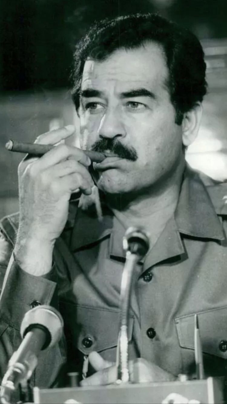 الرئيس صدام صدام حسين يدخن
