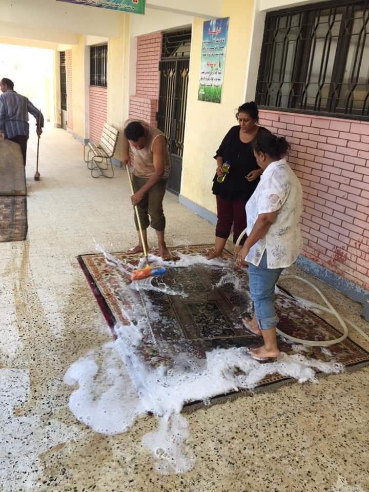 بالمساحة والمكنسة معلمي مدارس رأس غارب ينظفون مدارسهم لأستقبال العام الدراسى الجديد (5)