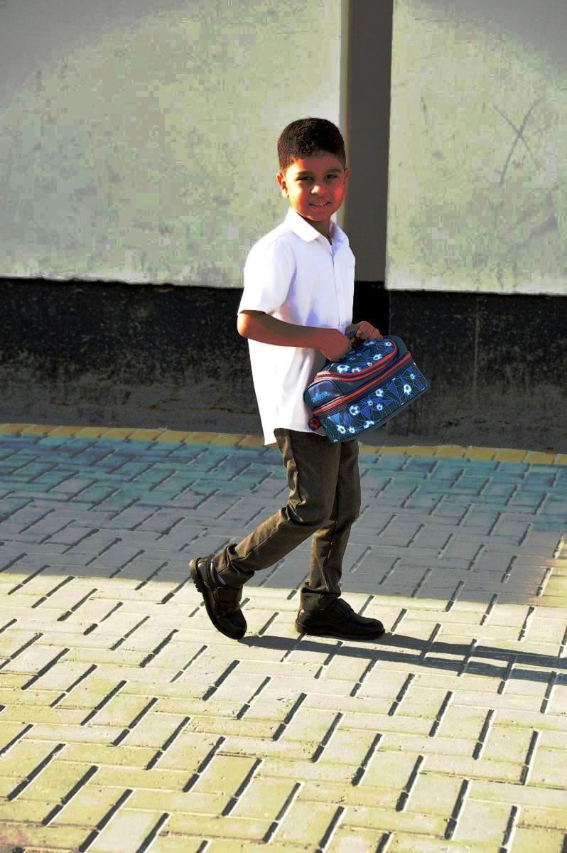 طالب يحمل حقيبته المدرسية