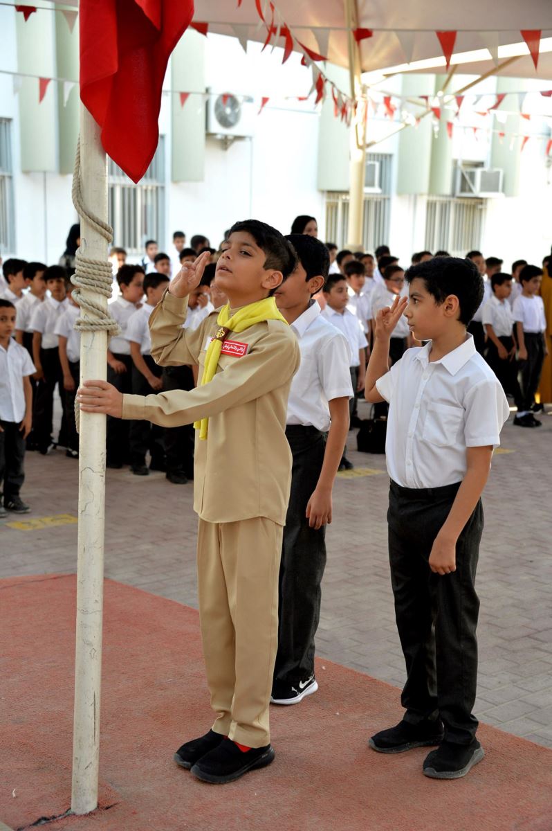 الطلاب يحيون علم دولة البحرين