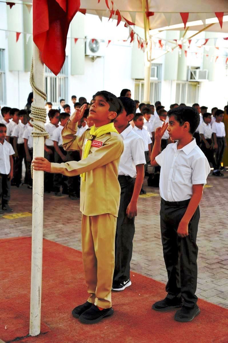 الطلاب يحيون علم دولة البحرين