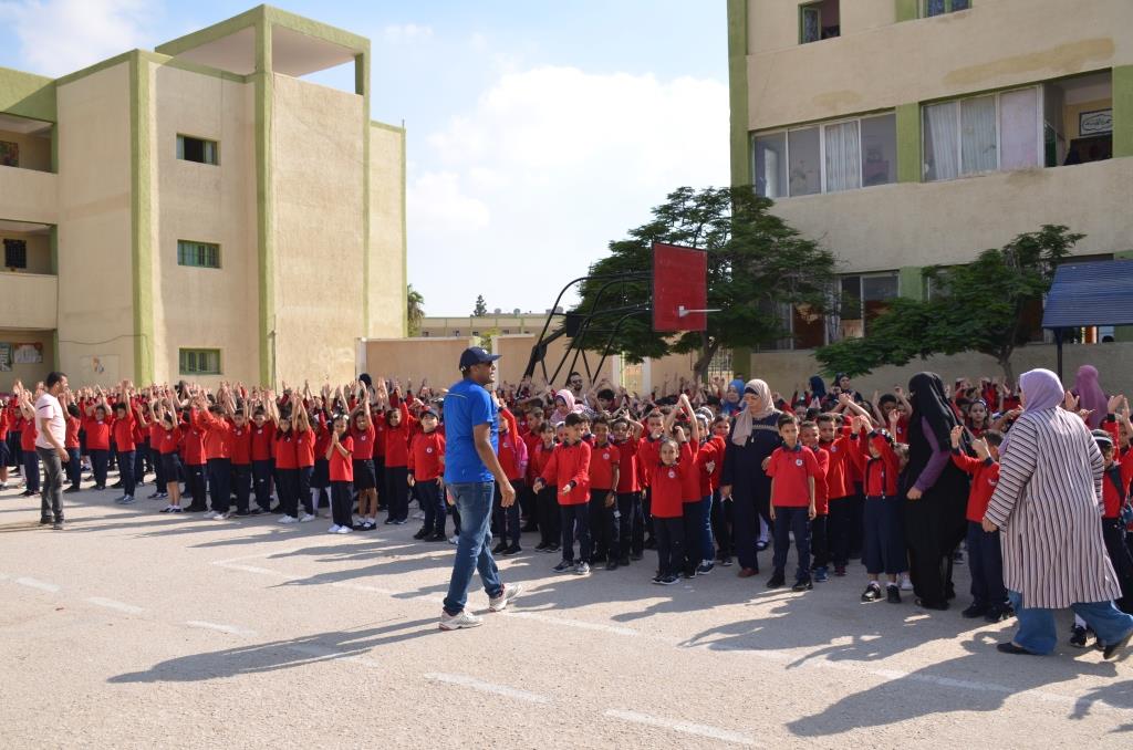 نائب محافظ الإسماعيلية والسكرتير العام المساعد يشاركان الطلاب طابور الصباح وتحية العلم   (9)