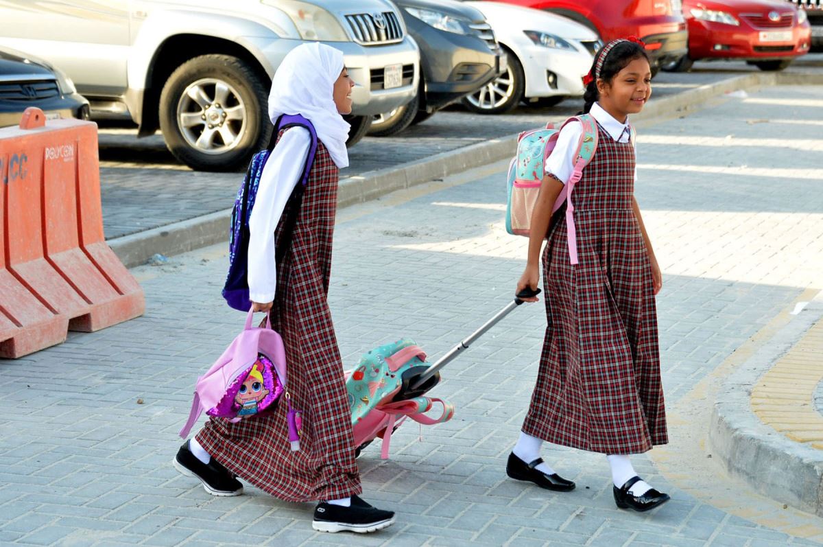 البسمة على أوجه الطالبات بأول أيام الدراسة