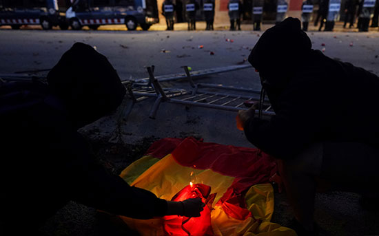 متظاهرون يحرقون العلم الإسبانى